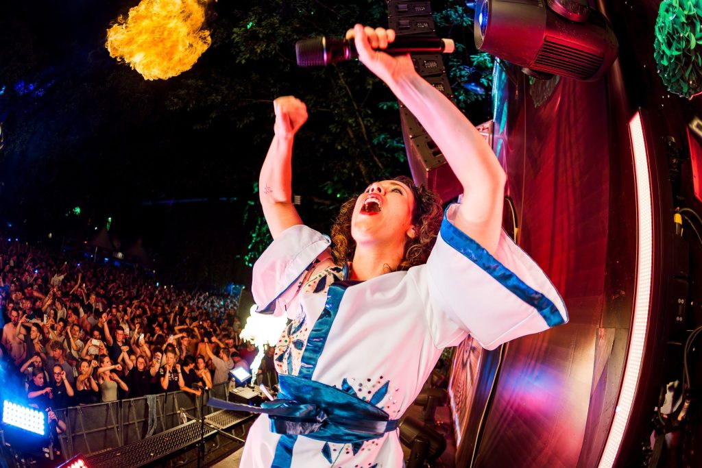 Festivalfotografie: sfeer, bezoekers en podium op een festival, gefotografeerd door Jurgen Versteeg