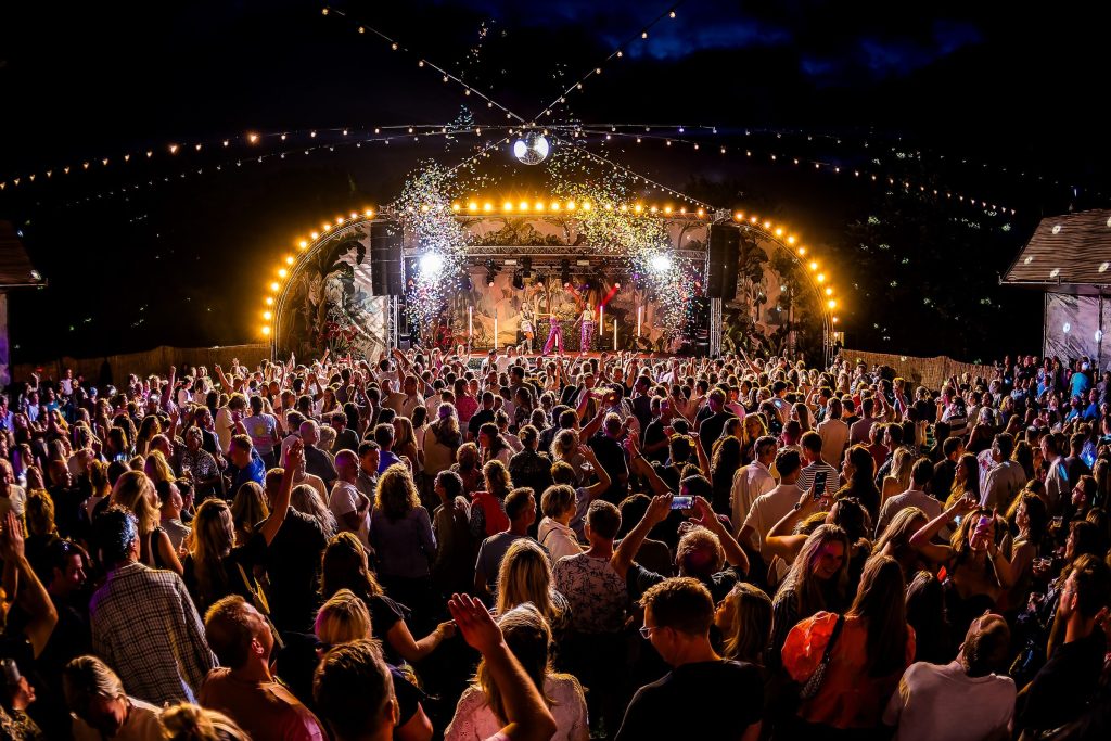 Festivalfotografie: sfeer, bezoekers en podium op een festival, gefotografeerd door Jurgen Versteeg