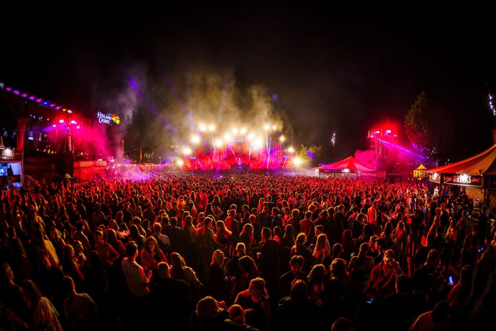 Festivalfotografie: sfeer, bezoekers en podium op een festival, gefotografeerd door Jurgen Versteeg