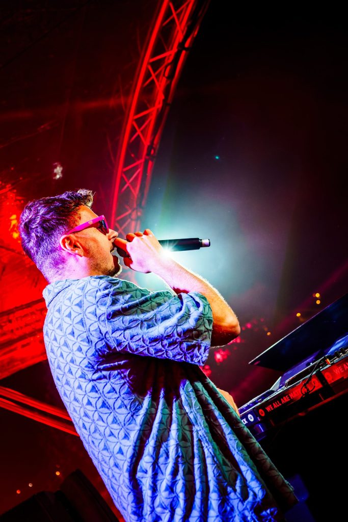 Festivalfotografie: sfeer, bezoekers en podium op een festival, gefotografeerd door Jurgen Versteeg