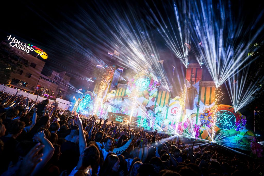 Festivalfotografie: sfeer, bezoekers en podium op een festival, gefotografeerd door Jurgen Versteeg