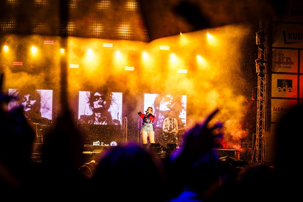 Festivalfotografie: sfeer, bezoekers en podium op een festival, gefotografeerd door Jurgen Versteeg