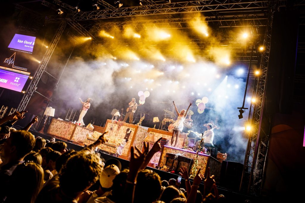 Festivalfotografie: sfeer, bezoekers en podium op een festival, gefotografeerd door Jurgen Versteeg