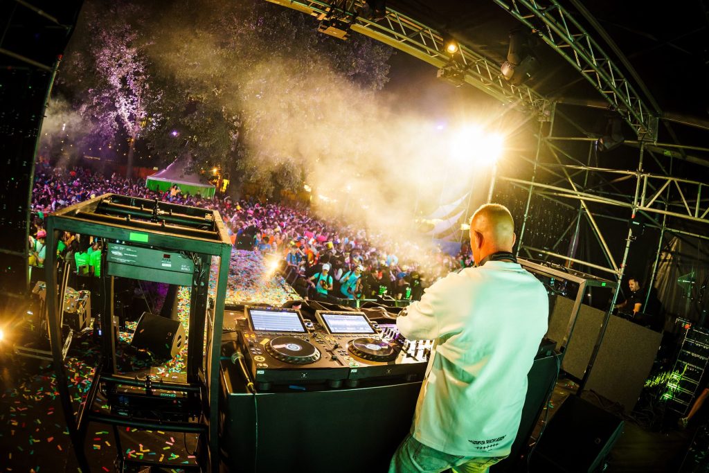 Festivalfotografie: sfeer, bezoekers en podium op een festival, gefotografeerd door Jurgen Versteeg