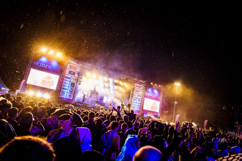 Festivalfotografie: sfeer, bezoekers en podium op een festival, gefotografeerd door Jurgen Versteeg