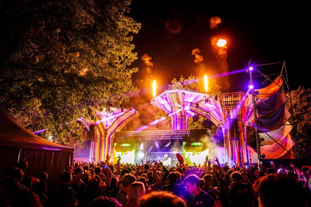Festivalfotografie: sfeer, bezoekers en podium op een festival, gefotografeerd door Jurgen Versteeg