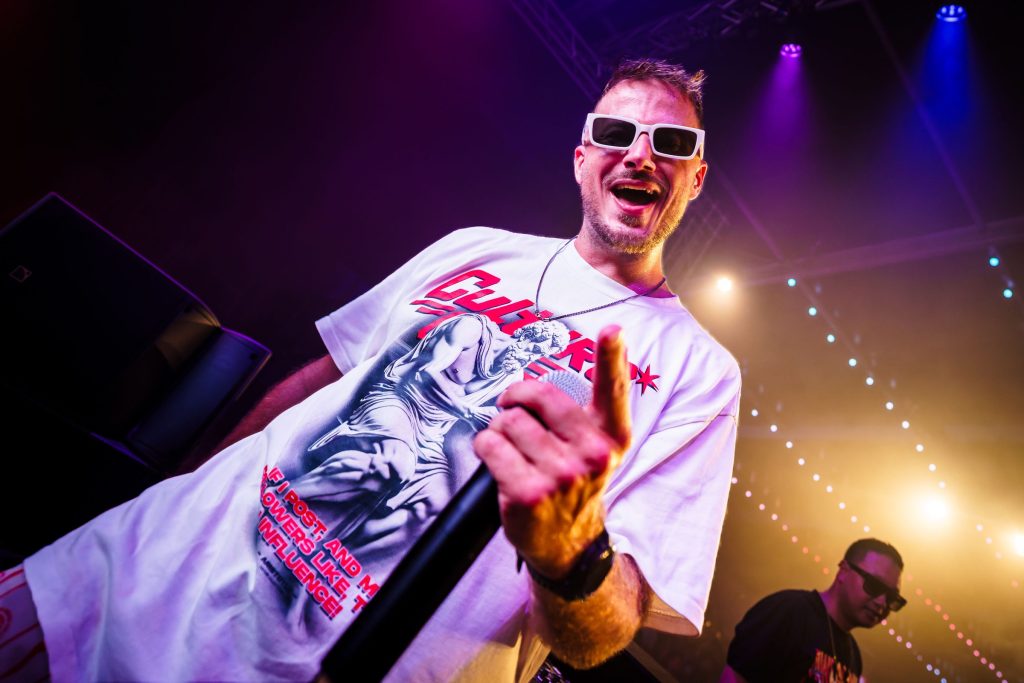 Festivalfotografie: sfeer, bezoekers en podium op een festival, gefotografeerd door Jurgen Versteeg