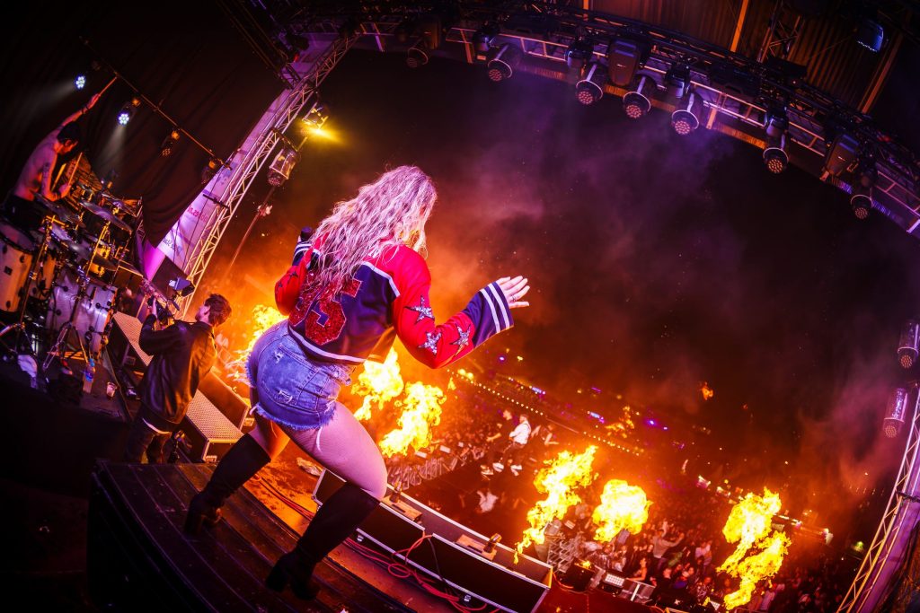 Festivalfotografie: sfeer, bezoekers en podium op een festival, gefotografeerd door Jurgen Versteeg