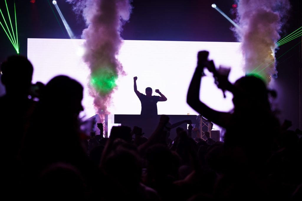 Festivalfotografie: sfeer, bezoekers en podium op een festival, gefotografeerd door Jurgen Versteeg