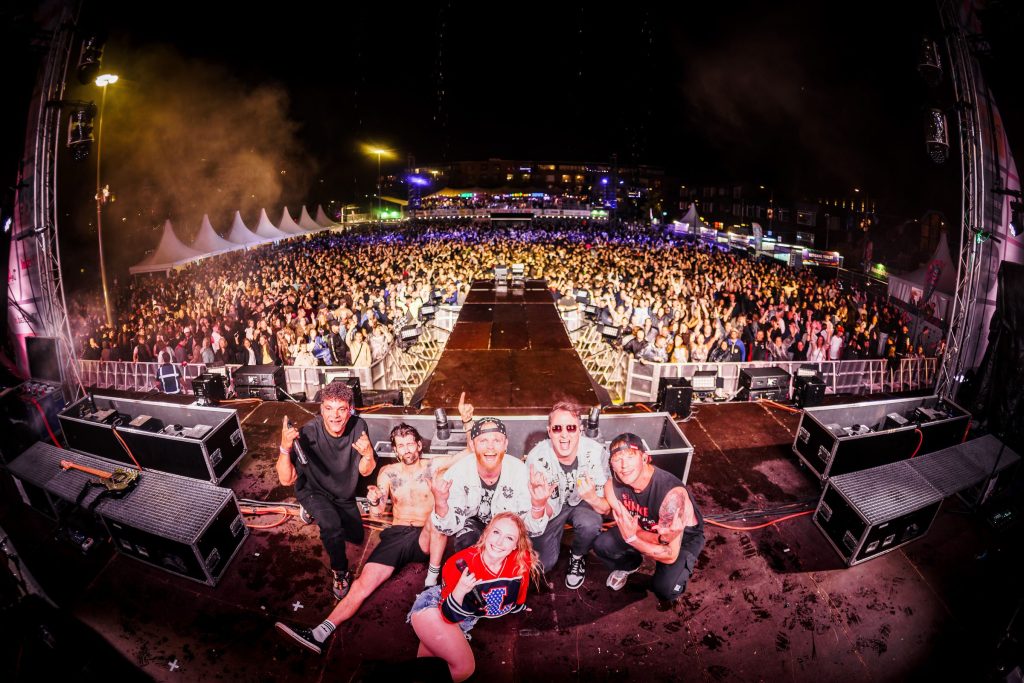 Festivalfotografie: sfeer, bezoekers en podium op een festival, gefotografeerd door Jurgen Versteeg