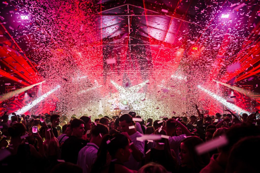 Festivalfotografie: sfeer, bezoekers en podium op een festival, gefotografeerd door Jurgen Versteeg