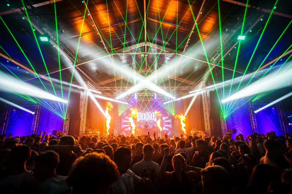 Festivalfotografie: sfeer, bezoekers en podium op een festival, gefotografeerd door Jurgen Versteeg