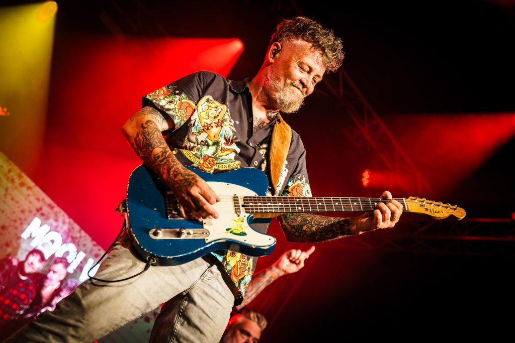 Festivalfotografie: sfeer, bezoekers en podium op een festival, gefotografeerd door Jurgen Versteeg