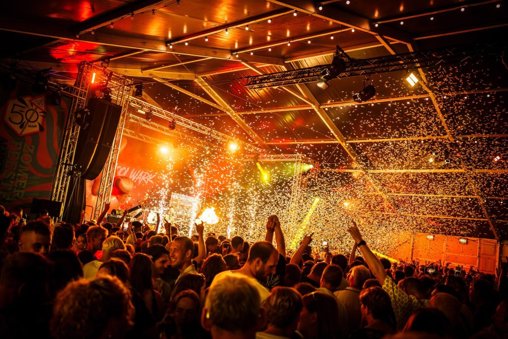 Festivalfotografie: sfeer, bezoekers en podium op een festival, gefotografeerd door Jurgen Versteeg