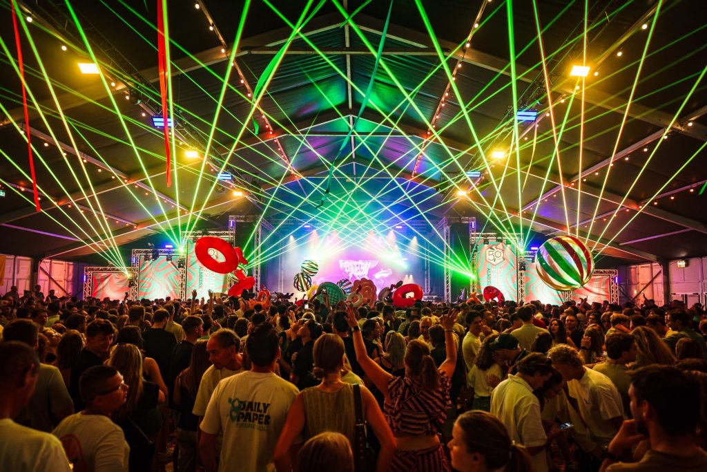 Festivalfotografie: bezoekers en sfeer op een festival, gefotografeerd door Jurgen Versteeg