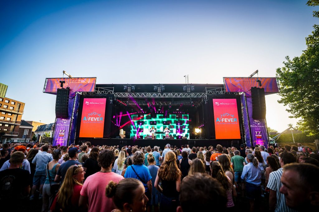 Festivalfotografie: sfeer, bezoekers en podium op een festival, gefotografeerd door Jurgen Versteeg