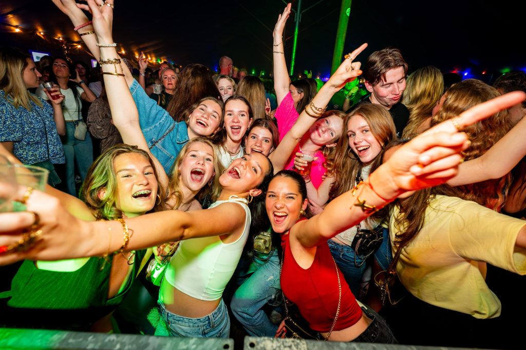 Festivalfotografie: sfeer, bezoekers en podium op een festival, gefotografeerd door Jurgen Versteeg