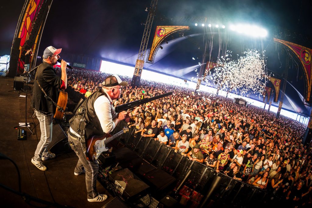 Festivalfotografie: sfeer, bezoekers en podium op een festival, gefotografeerd door Jurgen Versteeg