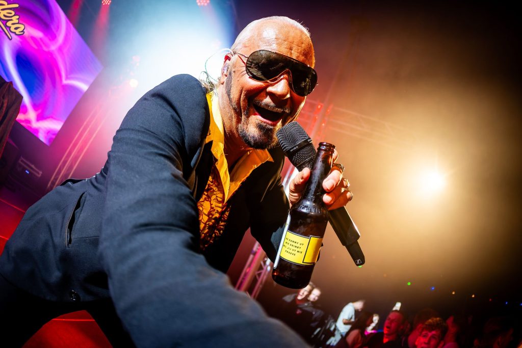 Festivalfotografie: sfeer, bezoekers en podium op een festival, gefotografeerd door Jurgen Versteeg