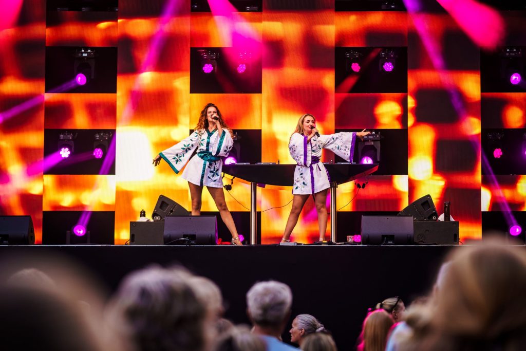 Festivalfotografie: sfeer, bezoekers en podium op een festival, gefotografeerd door Jurgen Versteeg