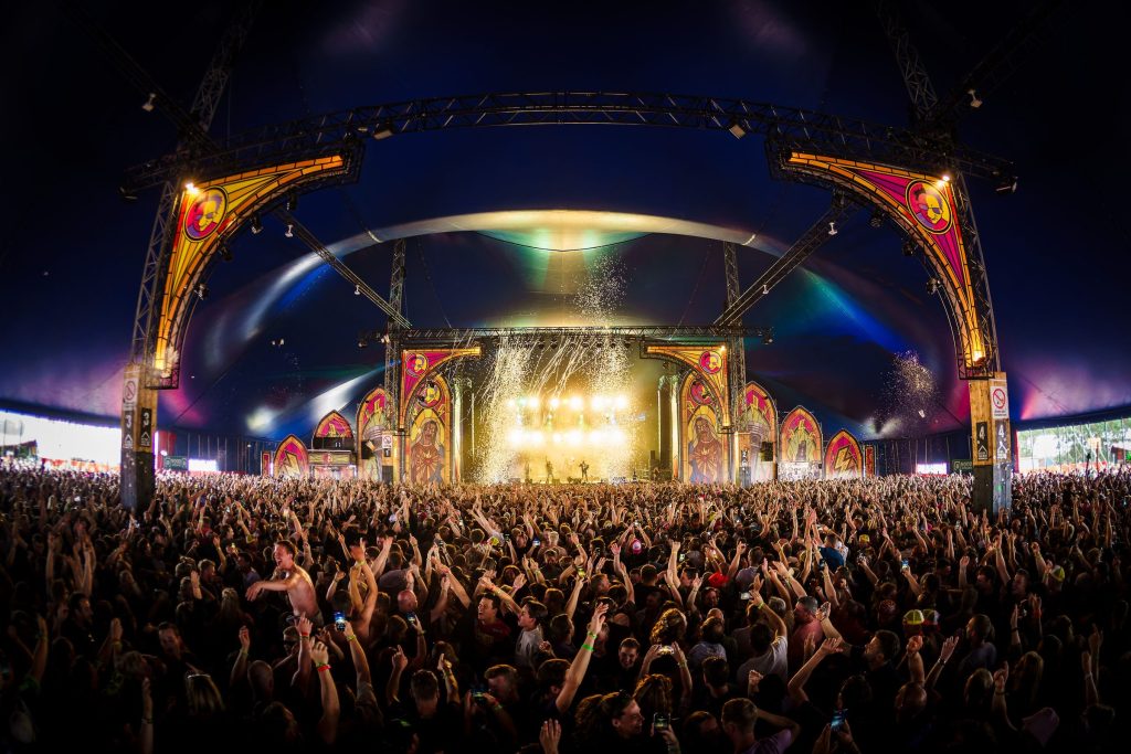 Festivalfotografie: sfeer, bezoekers en podium op een festival, gefotografeerd door Jurgen Versteeg