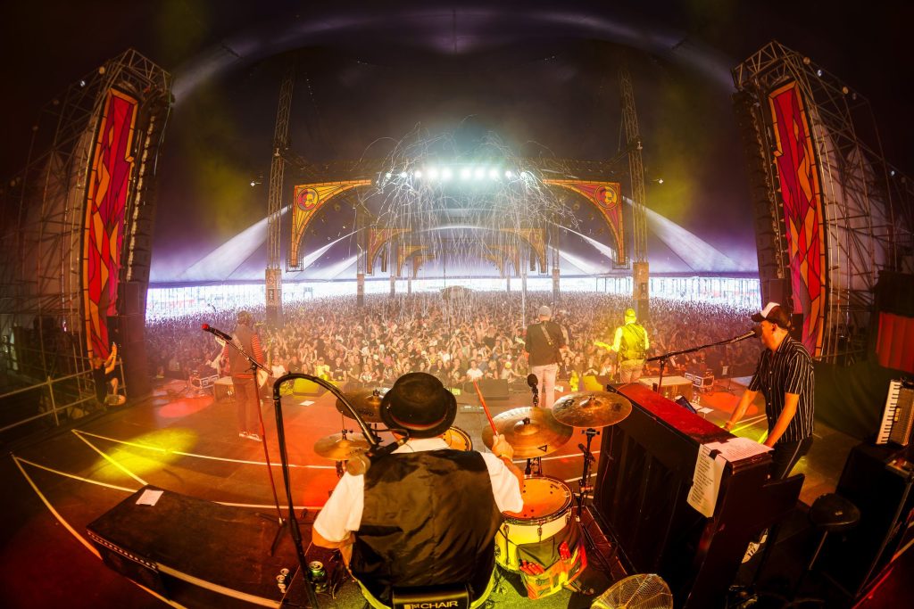 Festivalfotografie: sfeer, bezoekers en podium op een festival, gefotografeerd door Jurgen Versteeg