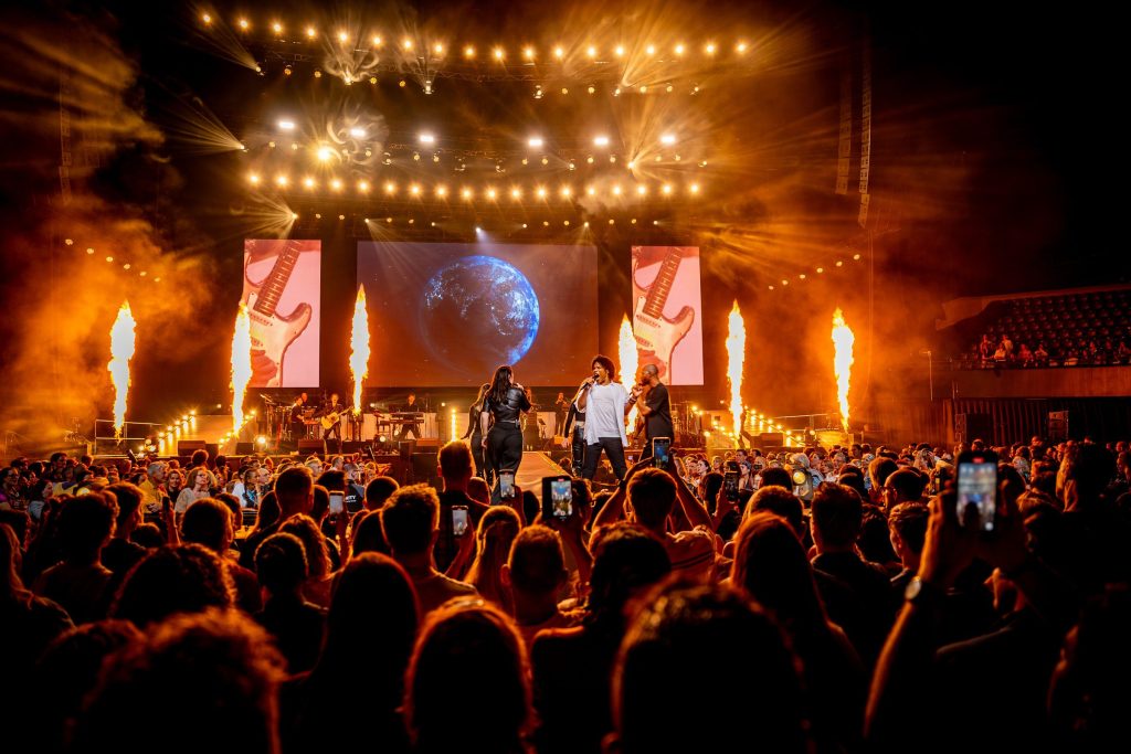 Festivalfotografie: sfeer, bezoekers en podium op een festival, gefotografeerd door Jurgen Versteeg