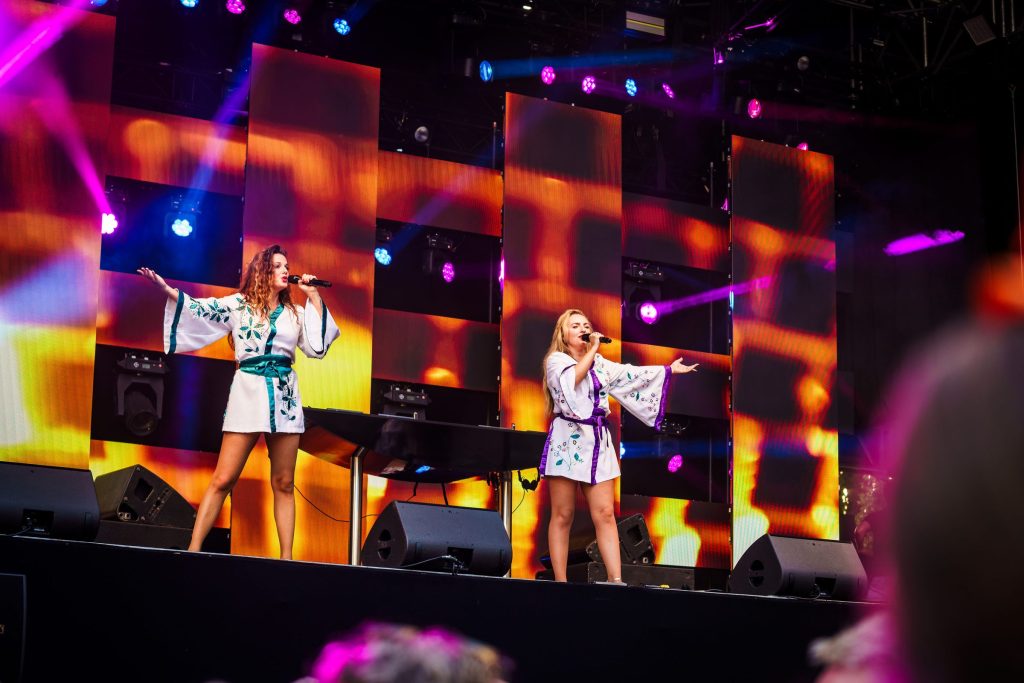Festivalfotografie: sfeer, bezoekers en podium op een festival, gefotografeerd door Jurgen Versteeg