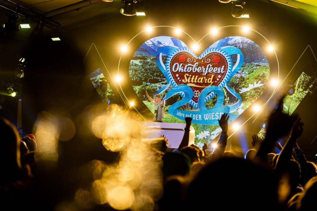 Festivalfotografie: sfeer, bezoekers en podium op een festival, gefotografeerd door Jurgen Versteeg