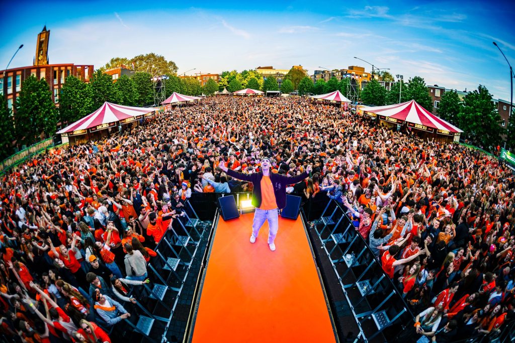 Festivalfotografie: sfeer, bezoekers en podium op een festival, gefotografeerd door Jurgen Versteeg