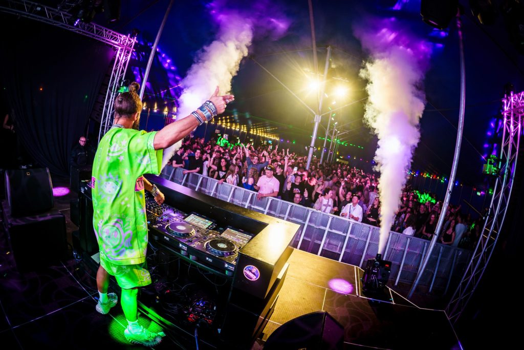 Festivalfotografie: sfeer, bezoekers en podium op een festival, gefotografeerd door Jurgen Versteeg