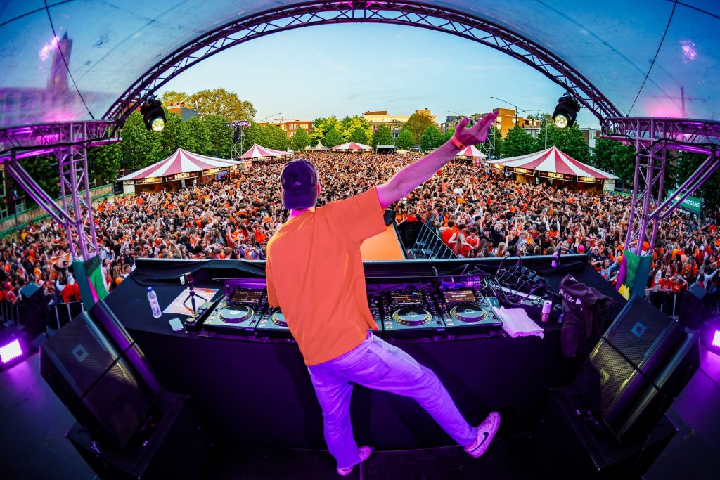 Festivalfotografie: sfeer, bezoekers en podium op een festival, gefotografeerd door Jurgen Versteeg