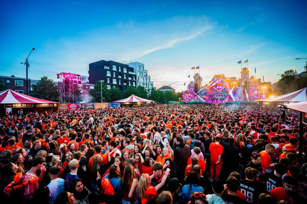 Festivalfotografie: sfeer, bezoekers en podium op een festival, gefotografeerd door Jurgen Versteeg