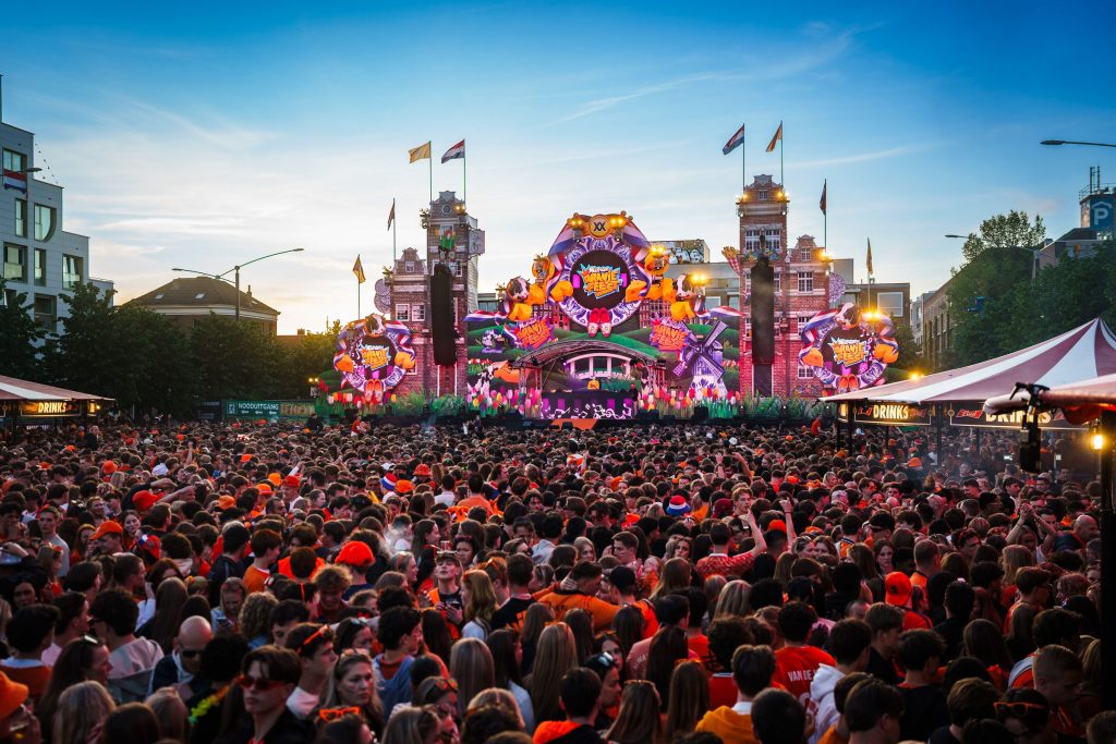 Festivalfotografie: sfeer, bezoekers en podium op een festival, gefotografeerd door Jurgen Versteeg