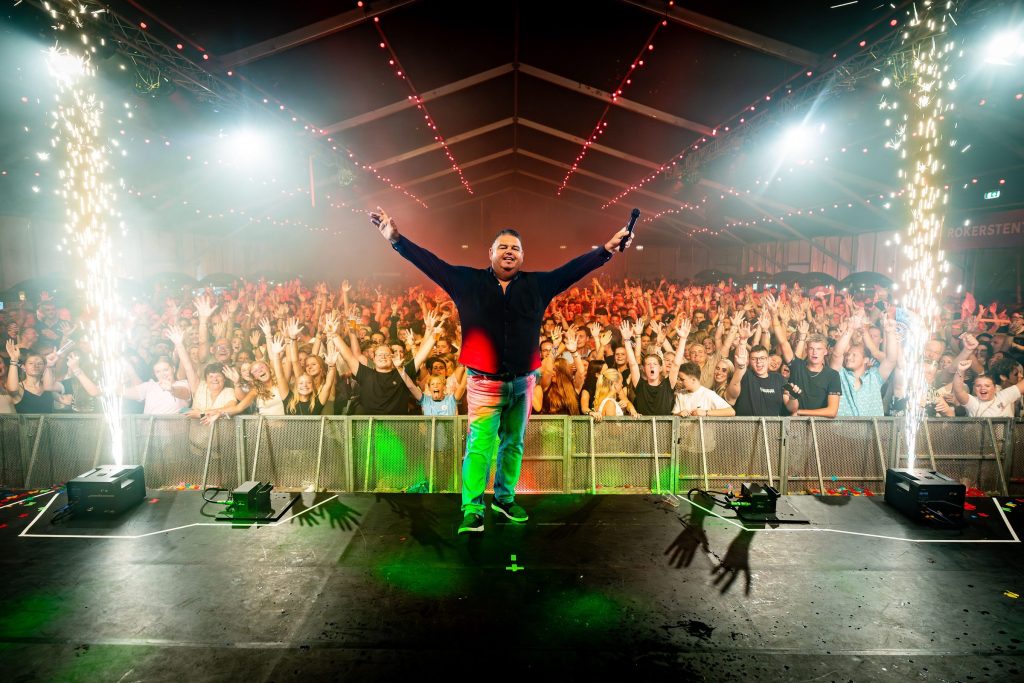 Festivalfotografie: sfeer, bezoekers en podium op een festival, gefotografeerd door Jurgen Versteeg