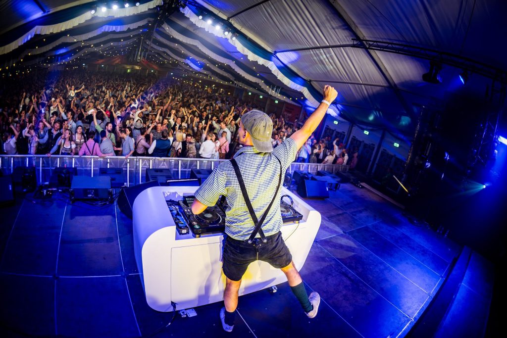 Festivalfotografie: sfeer, bezoekers en podium op een festival, gefotografeerd door Jurgen Versteeg