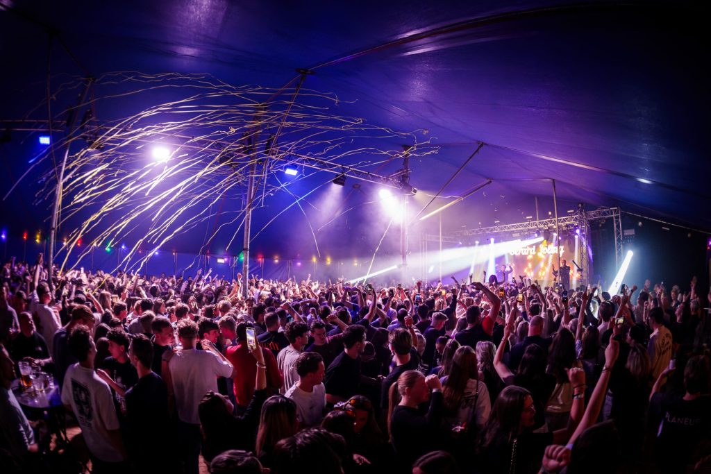 Festivalfotografie: sfeer, bezoekers en podium op een festival, gefotografeerd door Jurgen Versteeg