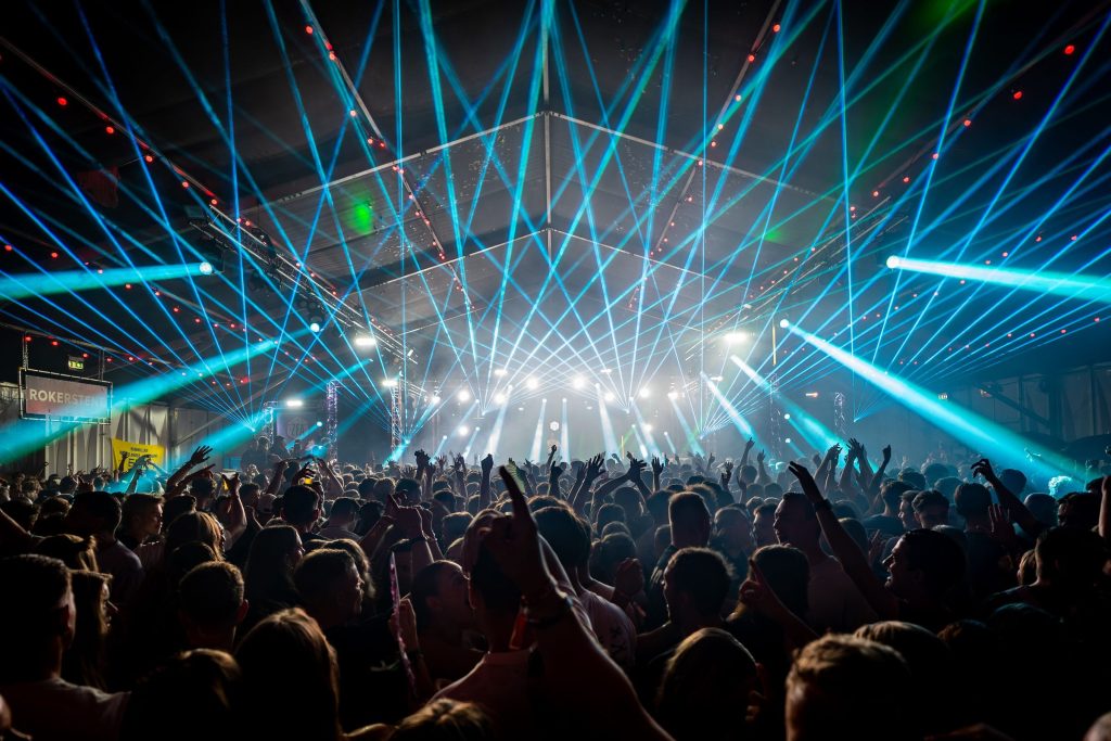 Festivalfotografie: sfeer, bezoekers en podium op een festival, gefotografeerd door Jurgen Versteeg