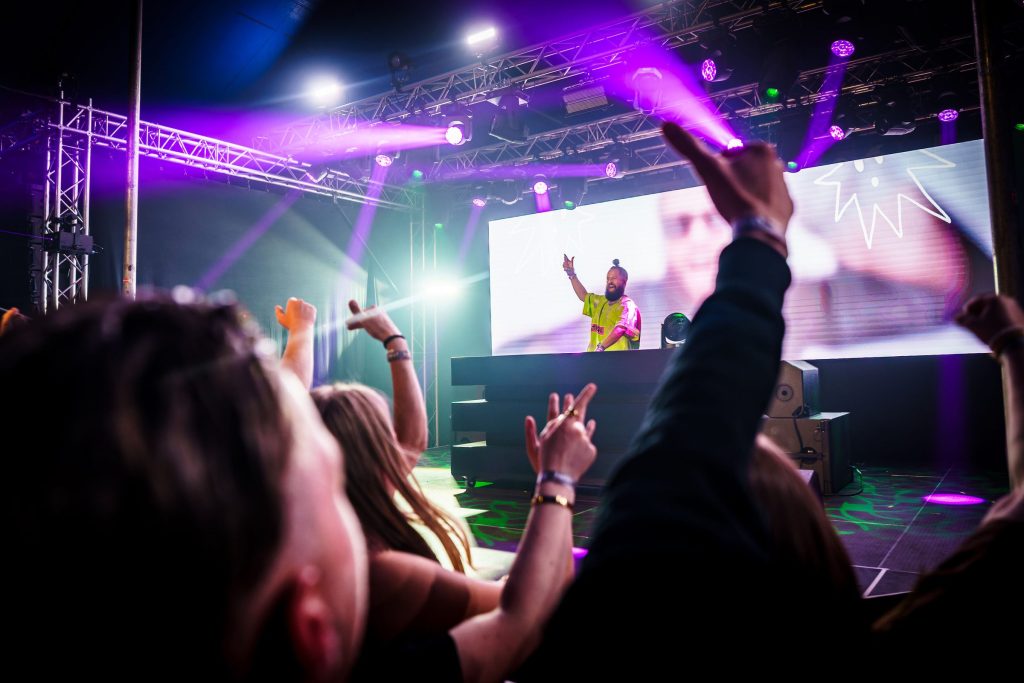 Festivalfotografie: sfeer, bezoekers en podium op een festival, gefotografeerd door Jurgen Versteeg