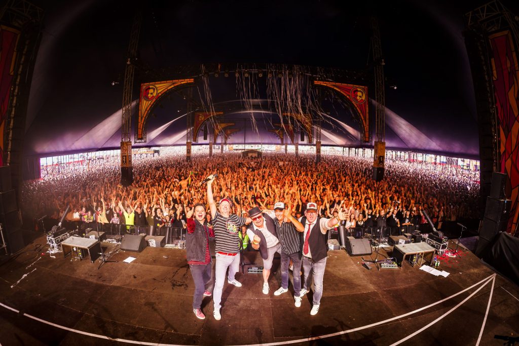 Festivalfotografie: sfeer, bezoekers en podium op een festival, gefotografeerd door Jurgen Versteeg