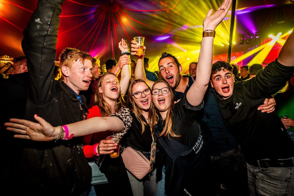 Festivalfotografie: sfeer, bezoekers en podium op een festival, gefotografeerd door Jurgen Versteeg