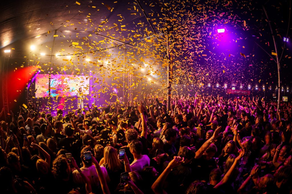 Festivalfotografie: sfeer, bezoekers en podium op een festival, gefotografeerd door Jurgen Versteeg