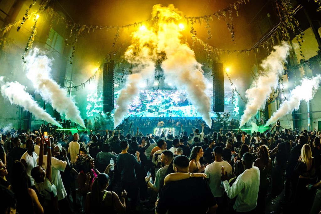 Festivalfotografie: sfeer, bezoekers en podium op een festival, gefotografeerd door Jurgen Versteeg
