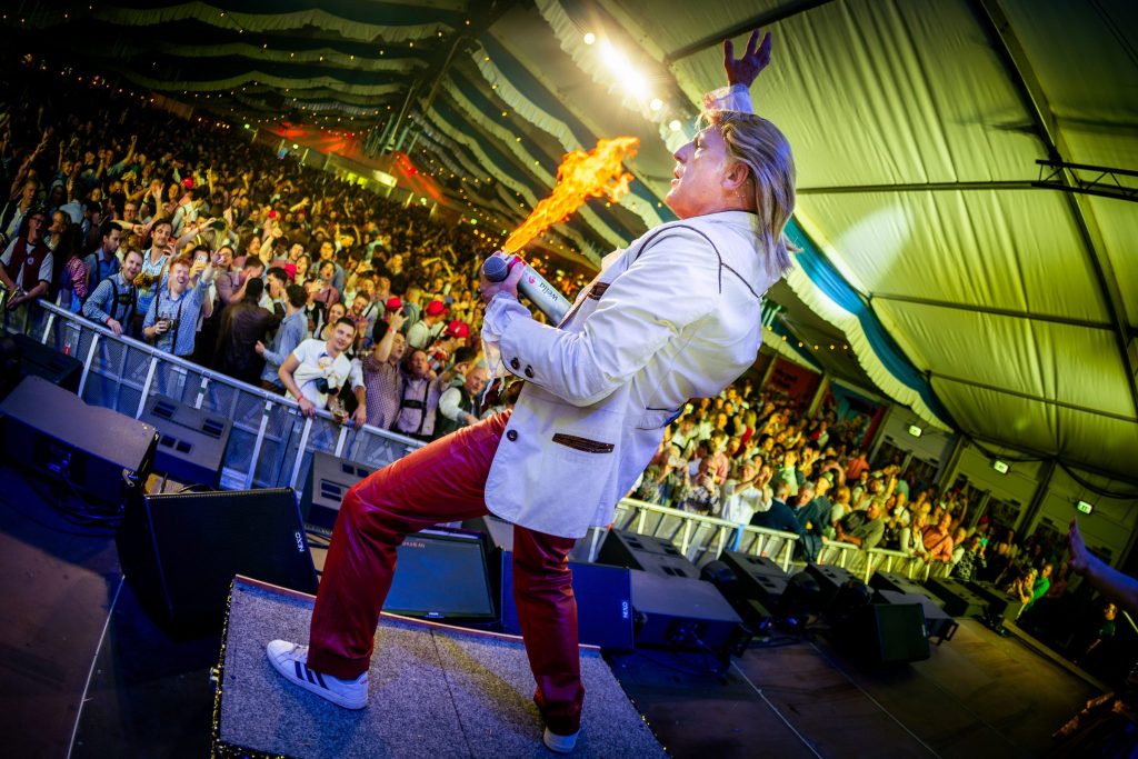 Festivalfotografie: sfeer, bezoekers en podium op een festival, gefotografeerd door Jurgen Versteeg