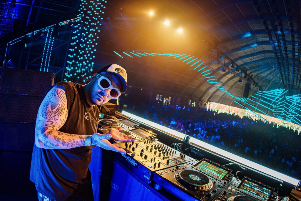 Festivalfotografie: sfeer, bezoekers en podium op een festival, gefotografeerd door Jurgen Versteeg