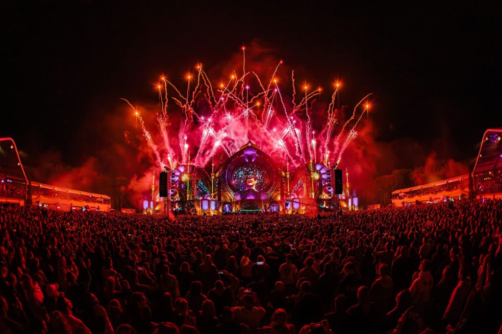 Festivalfotografie: sfeer, bezoekers en podium op een festival, gefotografeerd door Jurgen Versteeg