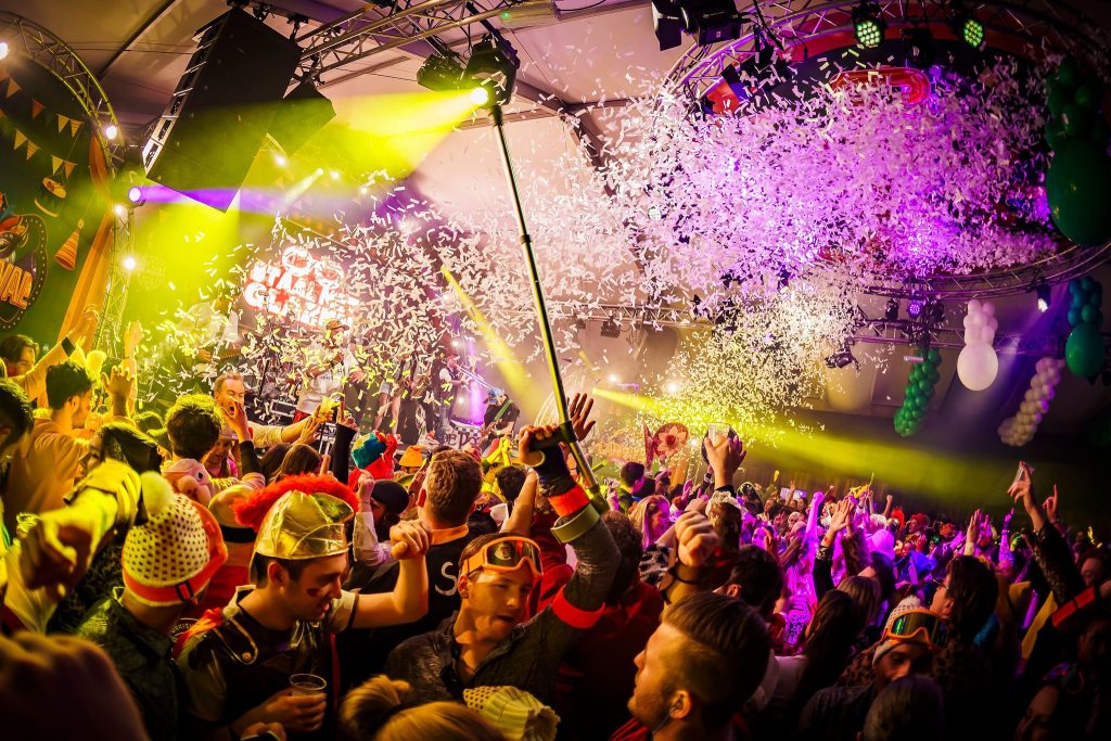 Festivalfotografie: sfeer, bezoekers en podium op een festival, gefotografeerd door Jurgen Versteeg