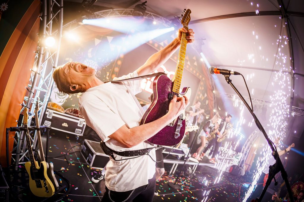 Festivalfotografie: sfeer, bezoekers en podium op een festival, gefotografeerd door Jurgen Versteeg