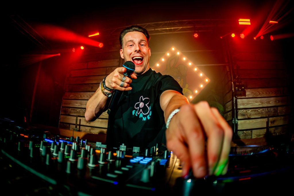 Festivalfotografie: sfeer, bezoekers en podium op een festival, gefotografeerd door Jurgen Versteeg