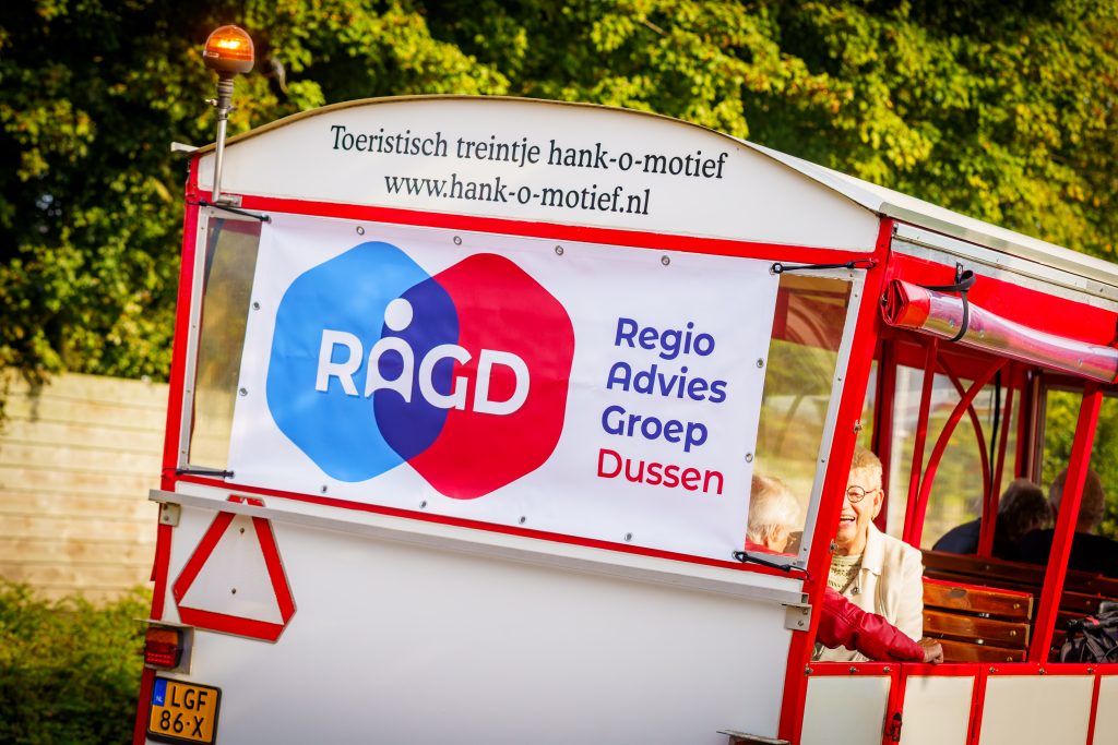 rondrit met de Hank-o-Motief door het dorp